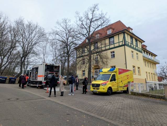 Ansicht HdP mit ASB-Rettungswagen und ASB-Katastrophenschutz-LKW